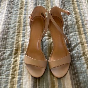 Women’s heels.  Sz 7.5 Nude 3” heels.